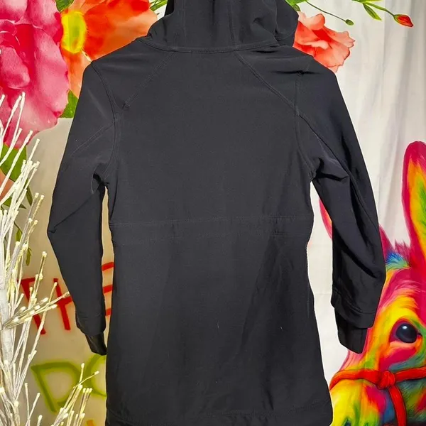 H50. Black Ivivva Athletica jacket with hood and pockets. Size: 6 - Image 3