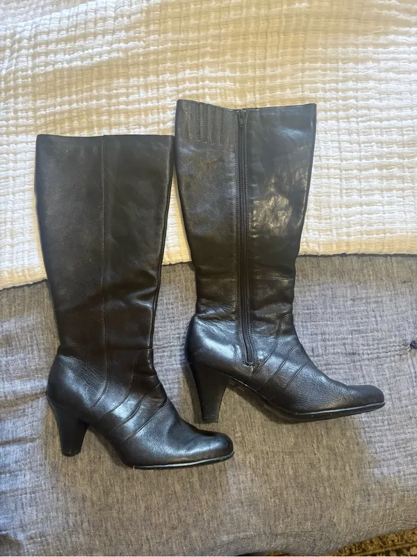 Born Black Leather Knee High Heeled Boots size 9 - Image 2