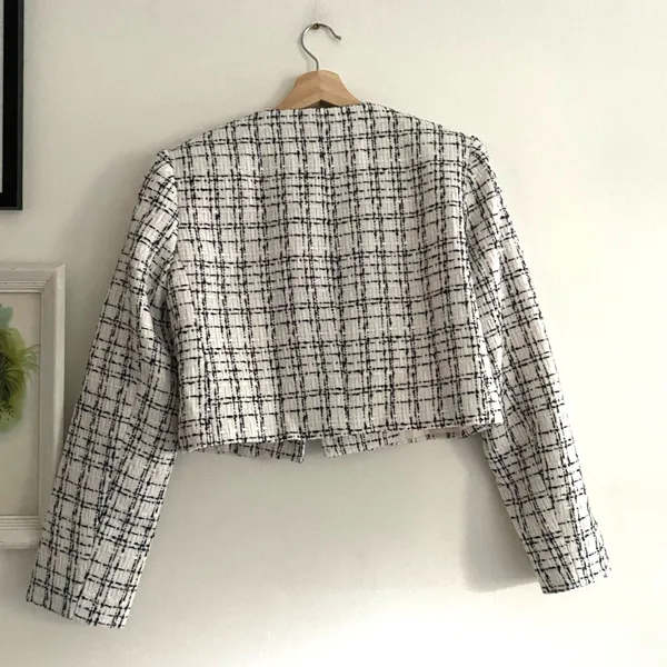 ASTR THE LABEL Tweed Crop Jacket in White Black Size Small - Image 5