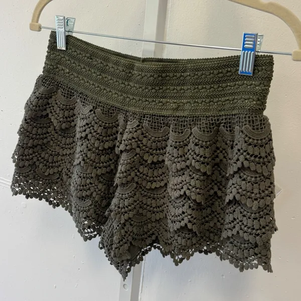 2010s American Rag Olive Green Crochet Lace Shorts Smocked Waist Boho Tiered Med - Image 3