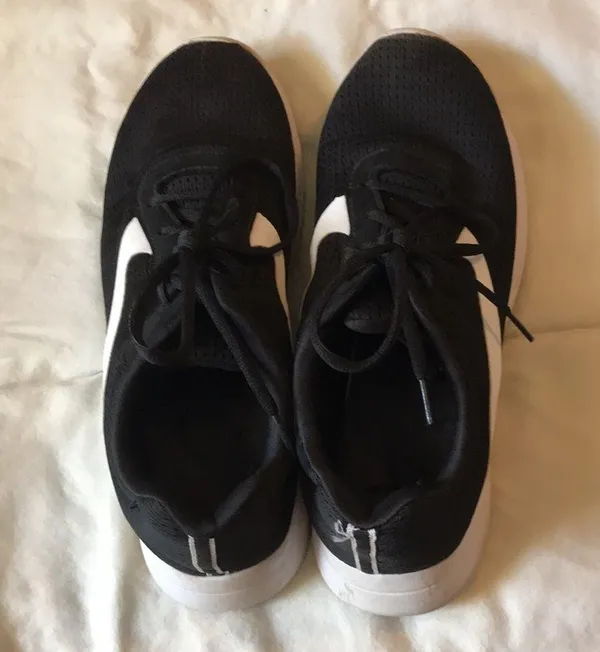 Black/white tennis shoes Size 10 - Image 4