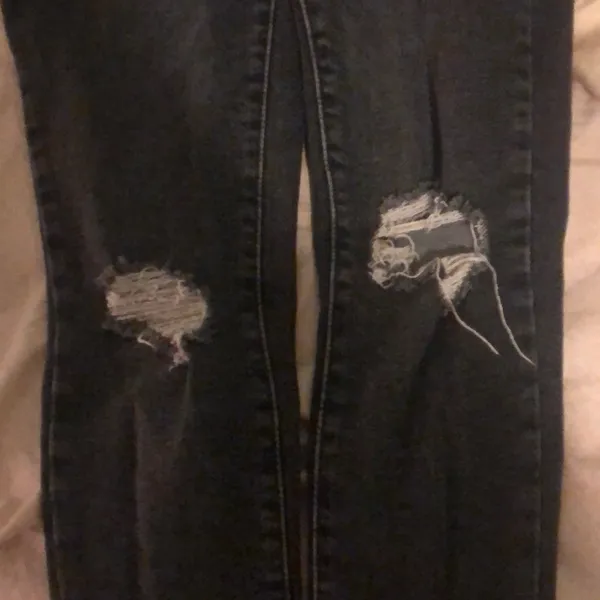 BLACK DISTRESSED LEVI JEANS - Image 5