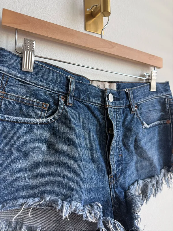 Free People We The Free Frayed Denim Cutoff Shorts Medium Wash Size 27 - Image 4