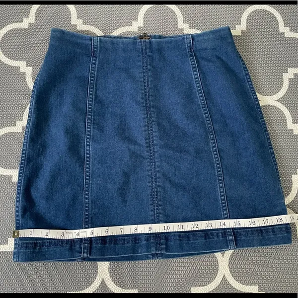 Free people modern femme dark denim miniskirt jean skirt size 8 - Image 4