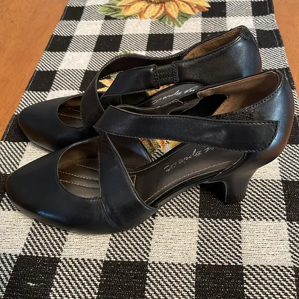Easy Spirit Easy stride heels with Velcro closure - Image 2