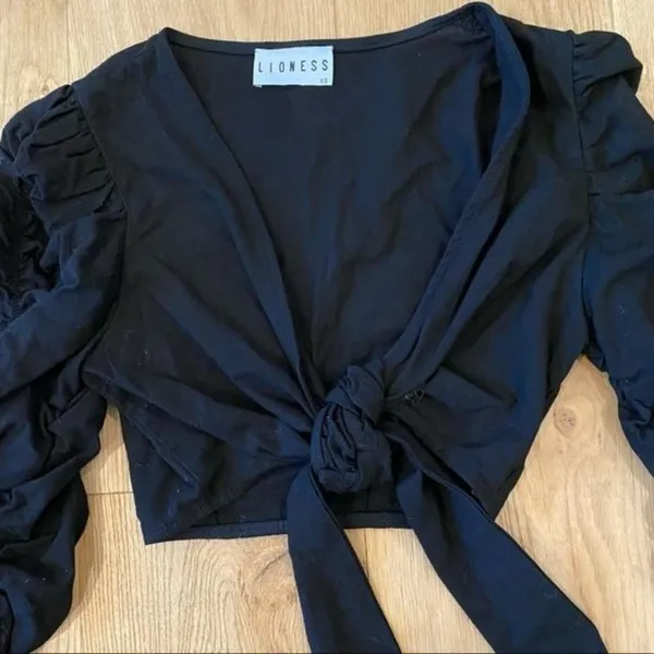 Lioness Long Sleeve Tie Front Crop Top in Black - Image 2