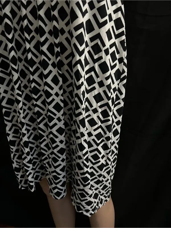Ann Taylor Black & White Geometric Sleeveless Women’s Dress LG - Image 4