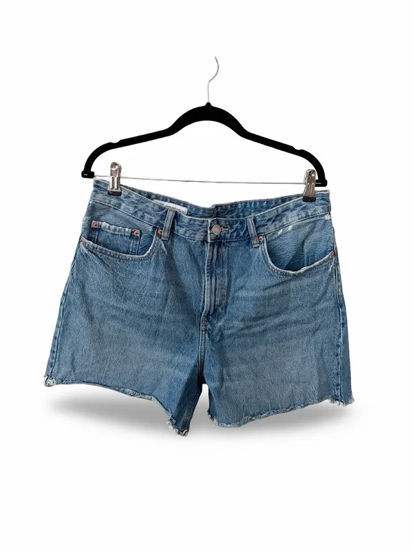 ZARA High Rise Medium Wash Distressed Hem Denim Boyfriend Bermuda Shorts Sz 46 - Image 2