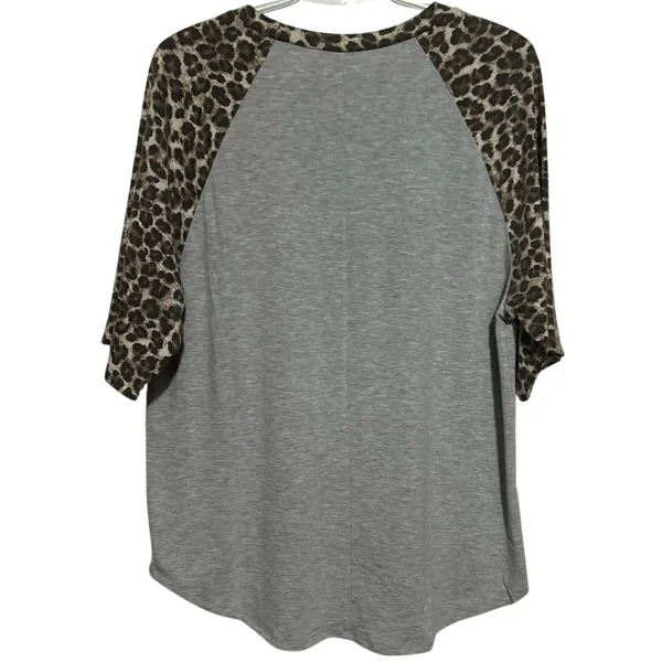 Zenana Women's Gray Animal Print Short Sleeve T-Shirt Front‎ Pocket Size M - Image 2