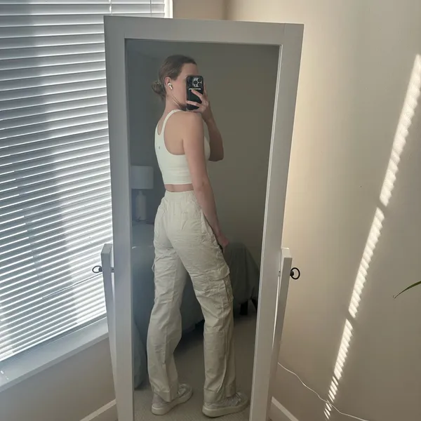 Abercrombie Women's Cream Relaxed Cargo Pants - Image 11