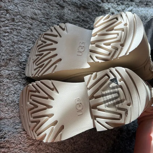 NWOT Ugg plush platform boots size‎ 8 - Image 6