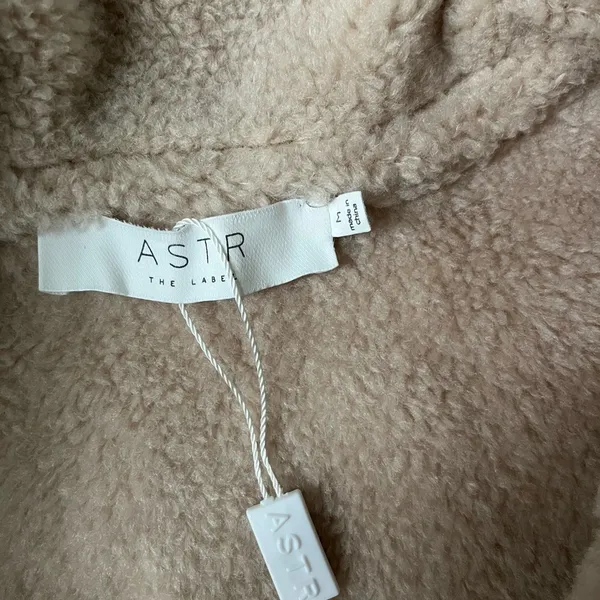 NWT the label tan leather jacket with fit lining - Image 4