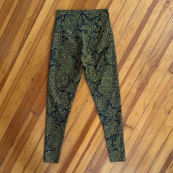 Beyond Yoga Spacedye Midi Leggings NWOT in Bronze Star Animal Print Size S - Image 3