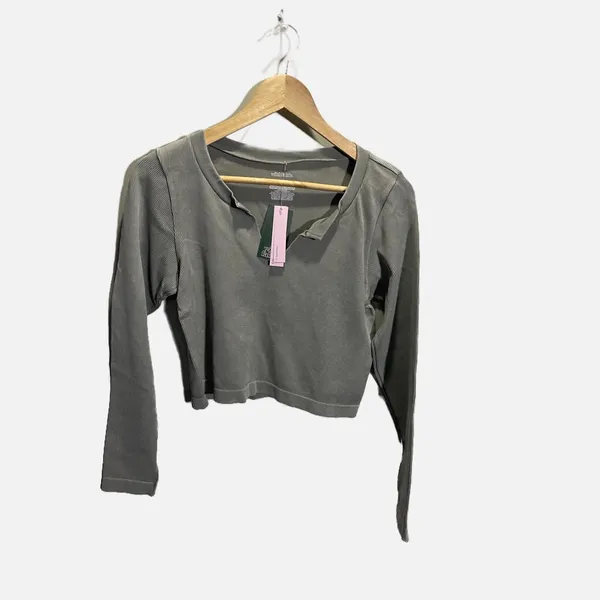 Wild Fable Womens Seamless Long Sleeve Notched Neck Ribbed Crop Top Gray‎ M - Image 2