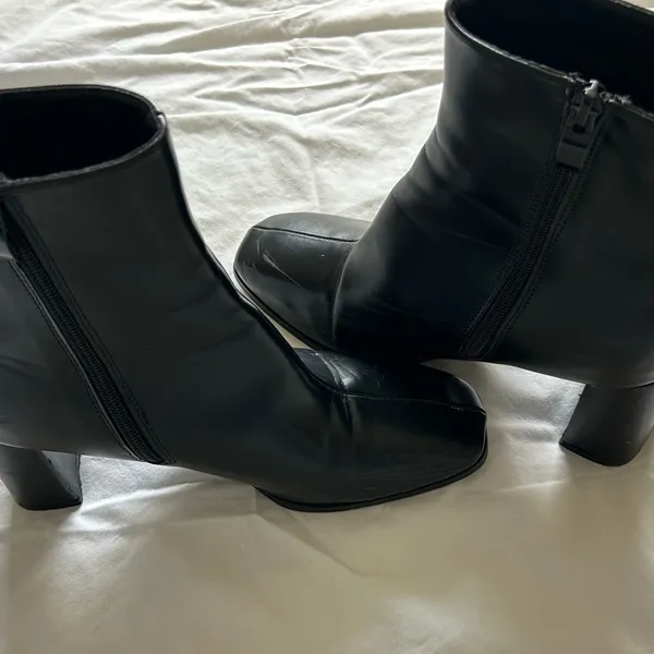 Ankle boots Black unbranded like new -no size found-10 most likely discounted - Image 5