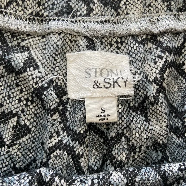 EUC Stone &‎ Sky women’s gray reptile print patterned soft stretch twist skirt S - Image 4