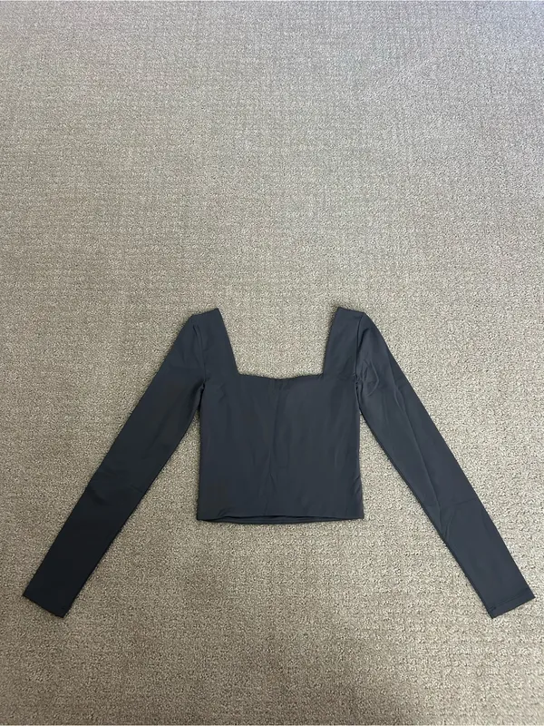 Aritzia Babaton Grey Square-Neck Long Sleeve Crop Top Size XS - Image 3