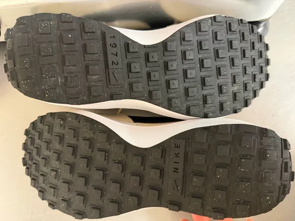 Women’s Nike waffle sneakers size 8.5 - Image 10
