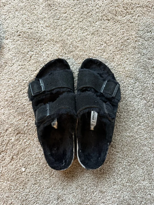 Arizona Birkenstock Shearling Sandals Women’s black - Image 4