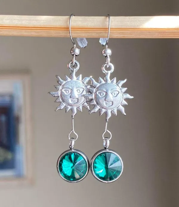 stainless steel sun & green glass beads boho retro vintage style dangle earrings🌞💚 - Image 3