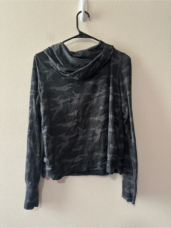 Vuori halo essential hoodie black camo fits like a medium - Image 5