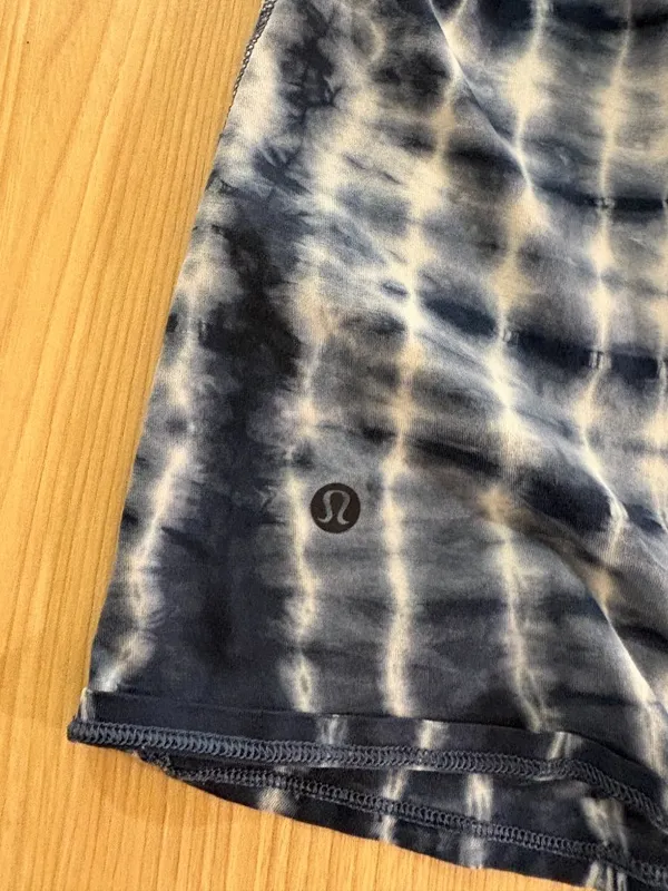 Lululemon Tank Top Estimated Size 6 Blue and White Tie Dye Print Open Back Crew - Image 3
