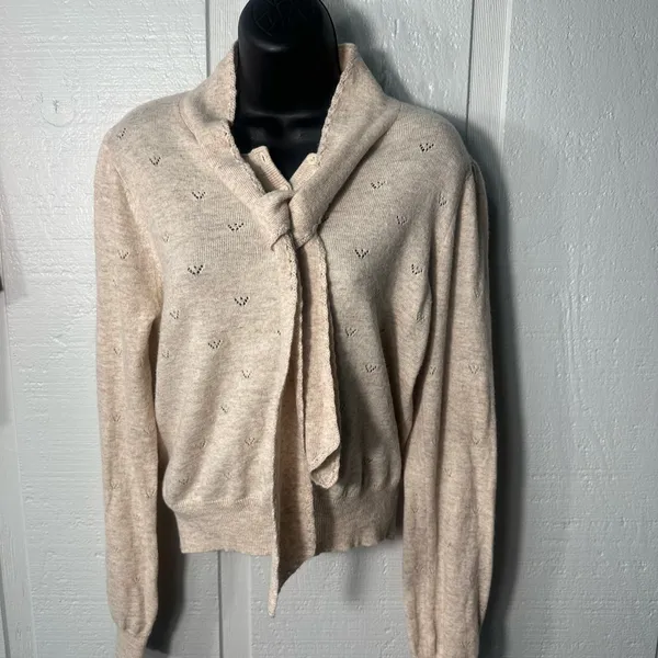 Astr Women’s Cream Tie Neck Sweater Size Medium EUC - Image 2