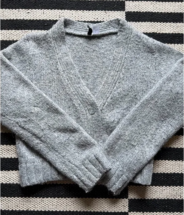 H&M Cropped Sweater - Image 2