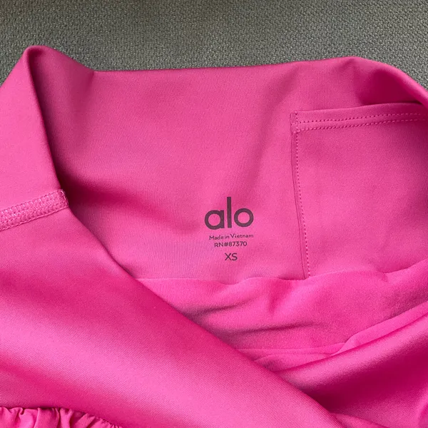 Alo Yoga Gold Medal Short Paradise Pink XS - Image 3