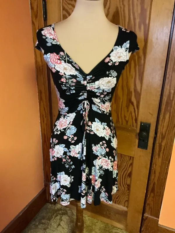 Love Fire Floral Ruched Mini Dress Black Pink Stretch Fit Flirty Date Night - Image 8