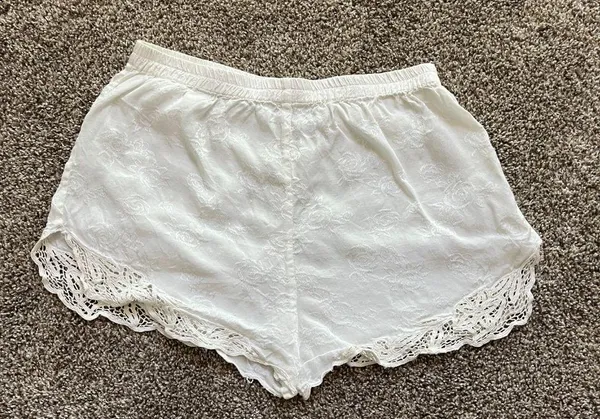Oluwatu Satin Floral Shorts Ivory Balinese Lace Detail Elastic Waist Size Small - Image 2