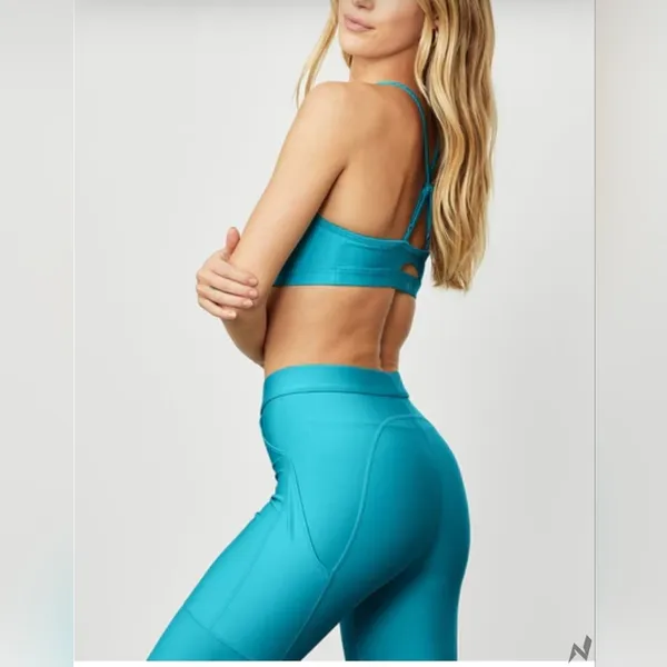 ALO Yoga Airlift Intrigue Bra & High-Waist 4 Pocket Utility Legging Set - Image 3