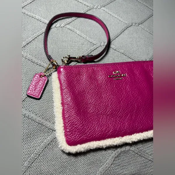 VTG COACH Pebbled Leather Shearling Sherpa Wristlet Raspberry Pink Fuschia - Image 3