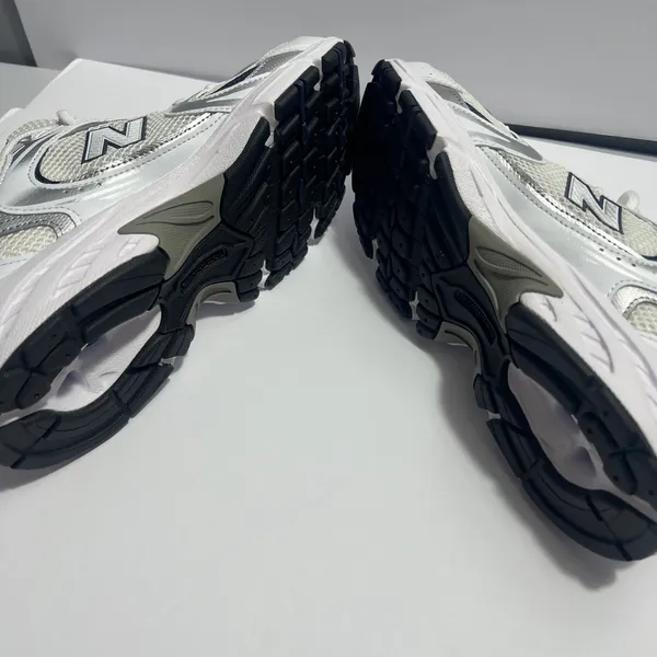 New Balance women’s sneakers in white and navy. Clean and stylish design with a comfortable cushioned insole and lace-up closure. Made in Vietnam. Size 9 US (40.5 EU / 25.5 CM). Great for everyday wear, walking, or casual outfits. Excellent condition - Image 8