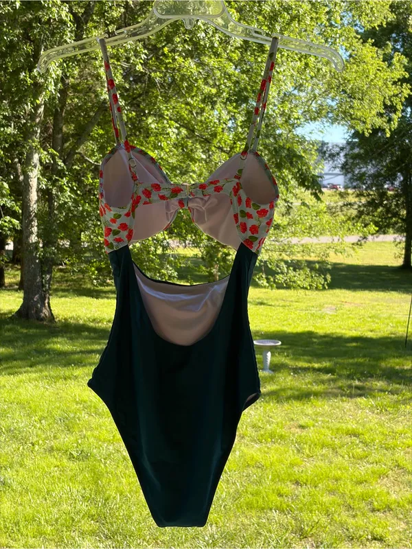 Cupshe NWOT Has Liner One Piece Cut Out Swimsuit M Cherries Travel Beach Cruise - Image 4