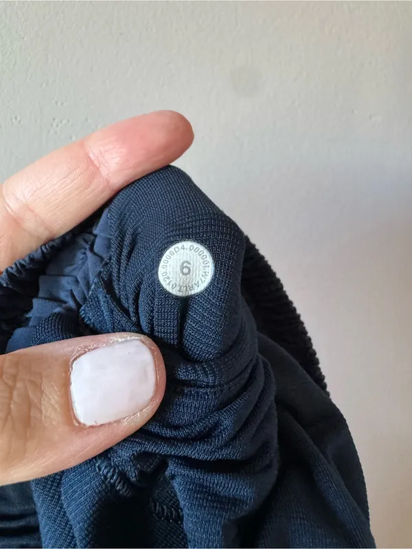Lululemon Women’s Hotty Hot Shorts with Liner Navy Size 6 - Image 2