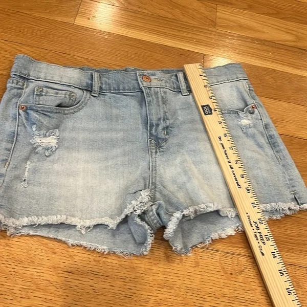 Old navy women’s distressed boyfriends Jean short size 8. - Image 4