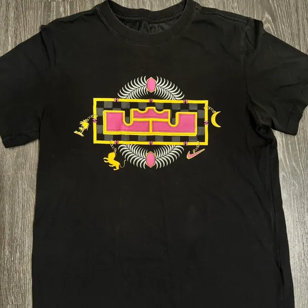 Lebron Nike Shirt ✦ Open To All Offers ✦ Bundle Measurements: Used Excellent Condition. No Flaw Mens Nike Athletic Dri Fit Lebron Basketball Gear Short Sleeve Small Athletic Fit. Excellent For Casual & Active Wear. Lebron Logo Front Side. Dri Fit Strong Light Durable Fabrics. ——— TAGS ——— #Basketball #Lebron #Athletic #Nike #Football - Image 3