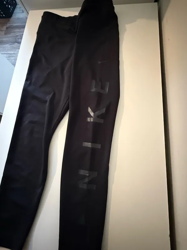 Black Athletic Nike Leggings Cropped - Image 3
