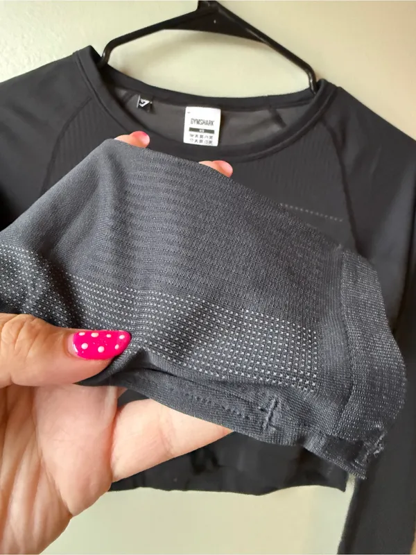 Title: Gymshark Black Seamless Long Sleeve Crop Top - Image 3