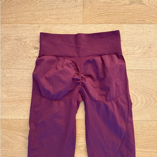 Elite Eleven - Seamless High Waist Scrunch Back Leggings in Cherry Cola Burgandy - Image 4