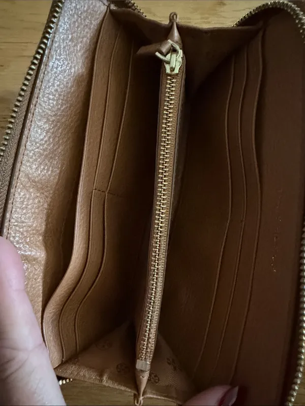 TORY BURCH -  Brown Leather Zip Wallet - Image 6