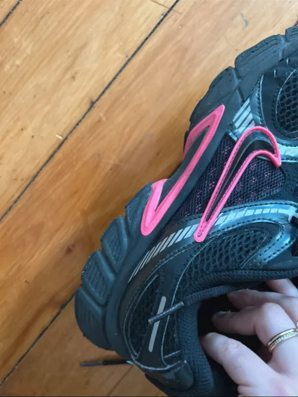 Nike v5 nr in the black and pink 8.5 sneakers - Image 7