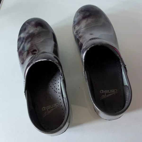 Dansko Women’s Black/Gray Marbled Patent Leather Slip-On Clogs EU 36 - Image 5