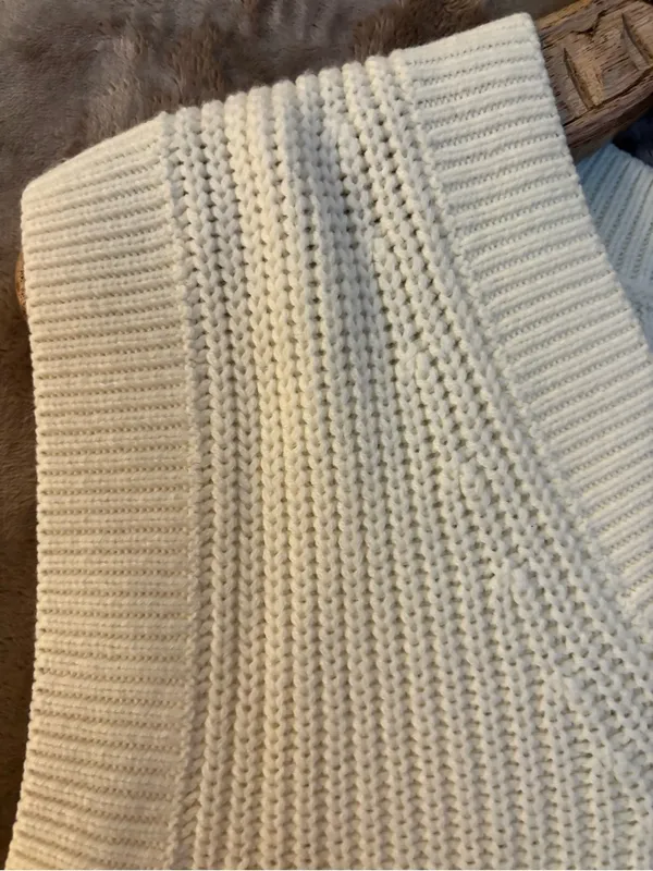 H&M Women’s Cream Ribbed V-Neck Sleeveless Knit Vest Sweater Size XS - Image 3