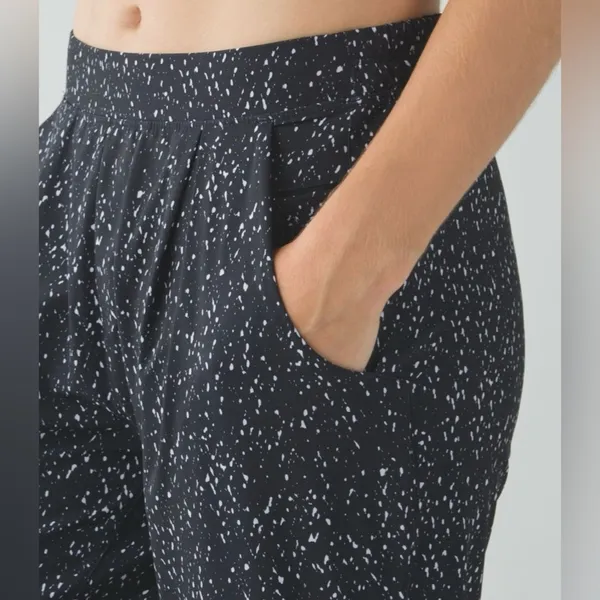 Lululemon Jogger Butterfly Texture Black White Size 8 - Image 4