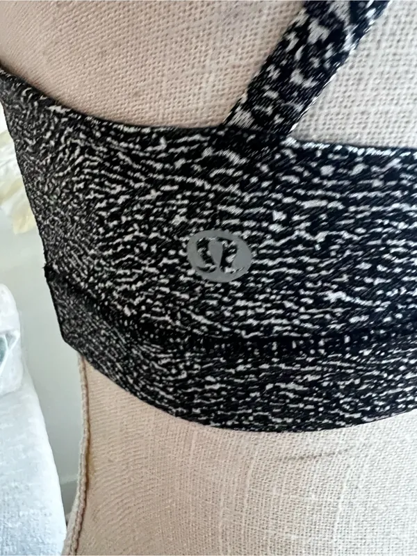 Lululemon Black & White Textured Scoop Neck Woman’s Sports Bra size 4 - Image 4