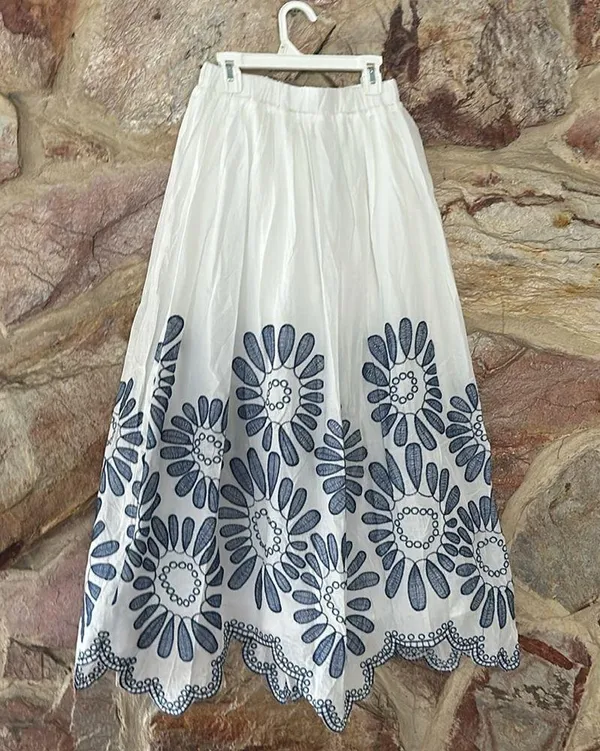 Commense Embroidered Scalloped Hem Skirt size small - Image 3