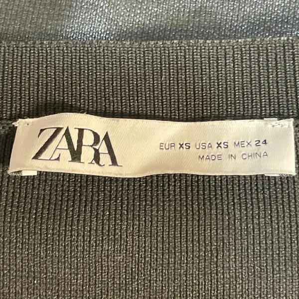 Zara Women's Black Ribbed Knit Sculpt Crew Neck Long Sleeve Crop Top Size XS - Image 4