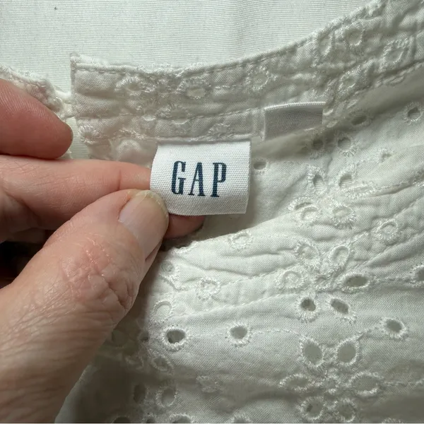 Gap Womens Embroidered White Ruffle Sleeveless Top Blouse Eyelet Size Large - Image 6